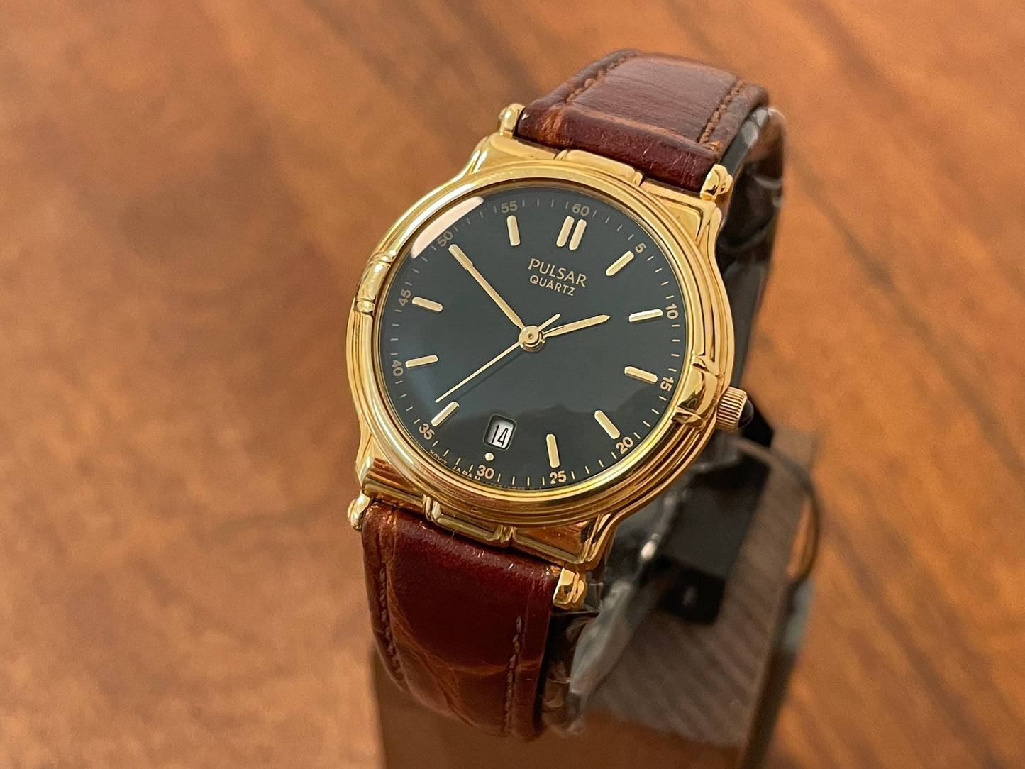 Front side (2002) Pulsar V782-6A80 dress watch - British green dial w/ gold markers - small size (NOS)