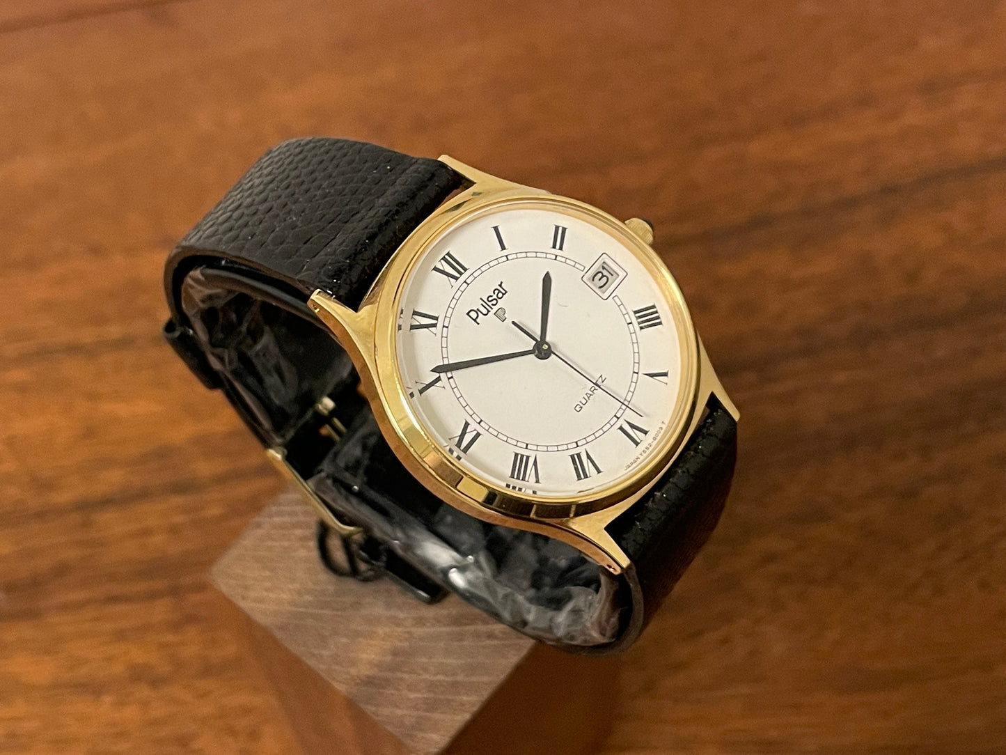 (1990) Pulsar Y552-8009 dress watch - gold colored case - white dial w/ black Roman numerals (NOS)