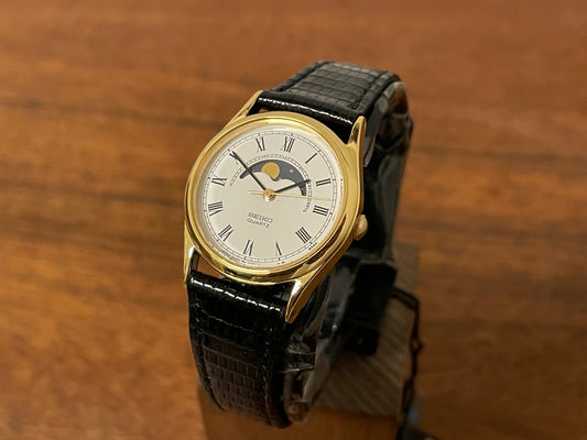 Front side (1986) Seiko 2A24-0040 dress watch - white dial w/ moonphase & Roman numerals - small size (NOS)