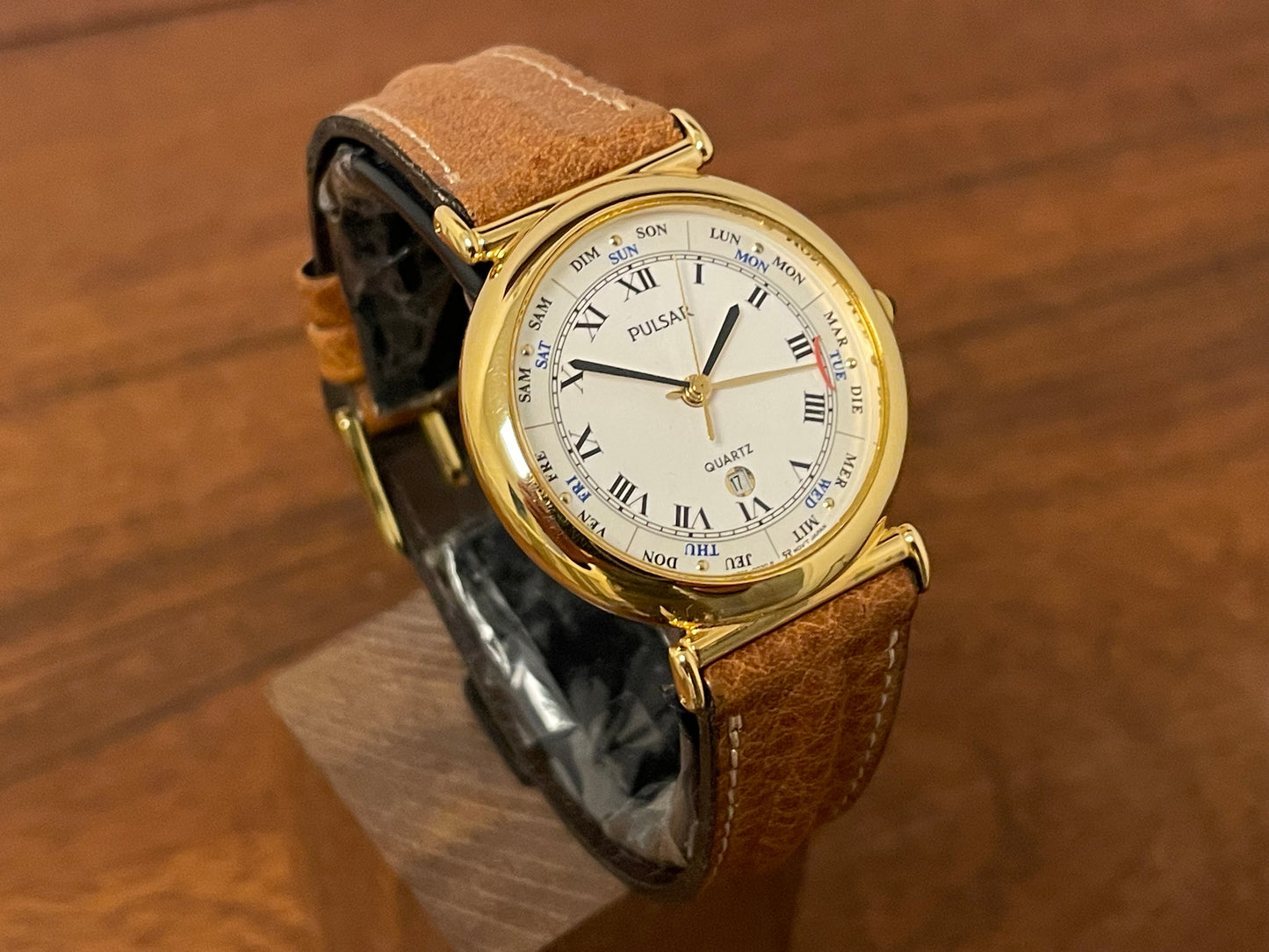 (2000) Pulsar V896-0010 dress watch - white dial w/ black Roman numerals & pointer day (mint)
