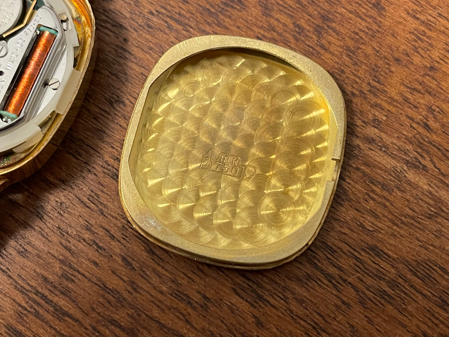 (1970s) Citizen 47-5181 "Ellipse" dress watch - 18K solid gold case - brushed champagne dial w/ gold markers