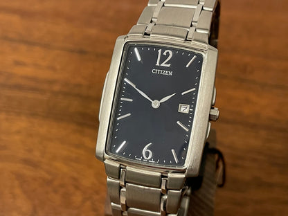 (1990) Citizen 1015-H23389 - integrated bracelet - black dial w/ silver Arabic numerals & markers (NOS)