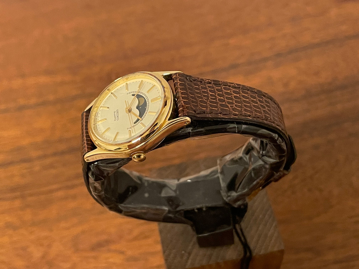 (1985) Seiko 2A24-0040 dress watch - champagne dial w/ moonphase & stick markers - small size (NOS)