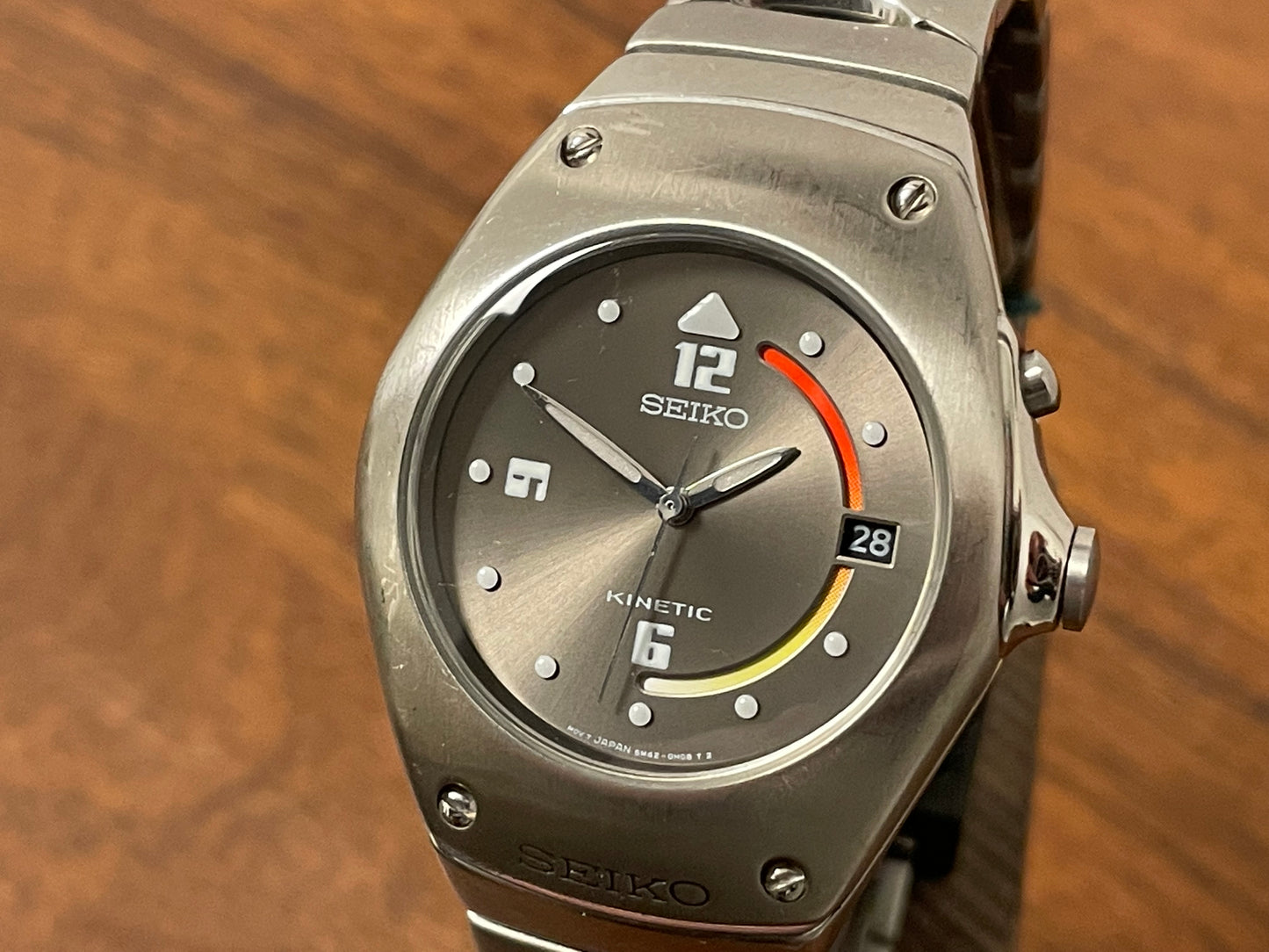 (1999) Seiko 5M42-0E39 Kinetic Arctura - full stainless steel bracelet - grey dial w/ white numerals & markers (NOS)