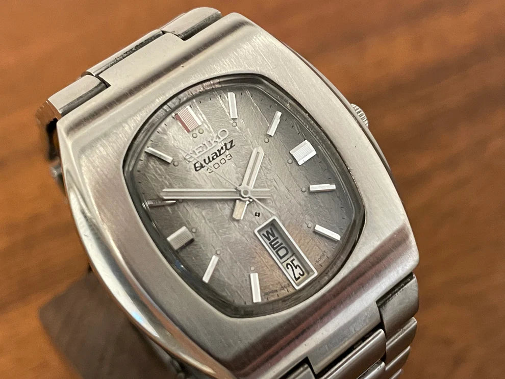 (1984) Seiko 3863-5009 Quartz 3003 "silver textured dial close up