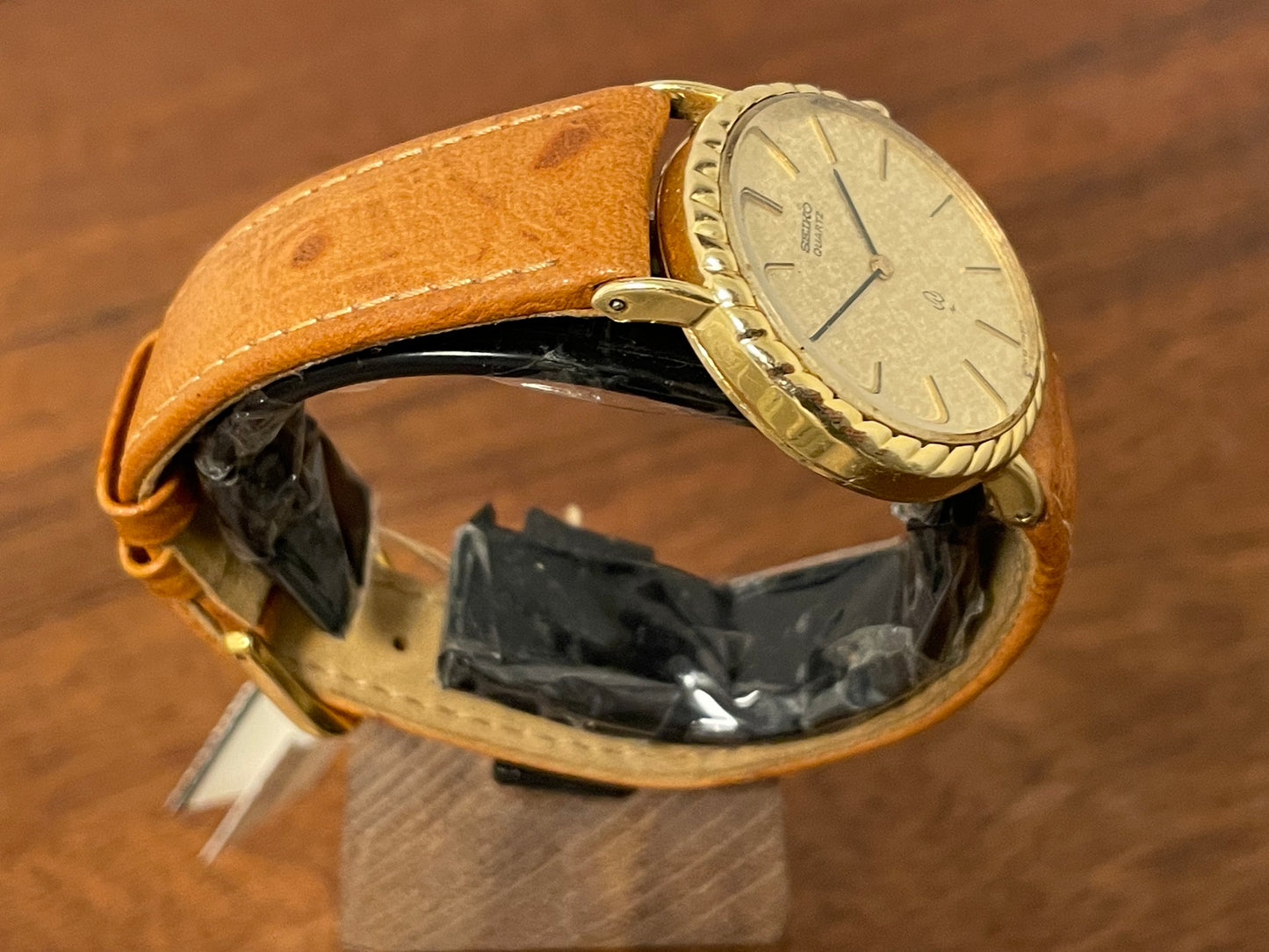 (1977) Seiko 43-0150 14K solid gold dress watch - rope bezel -  gold textured dial w/ gold markers