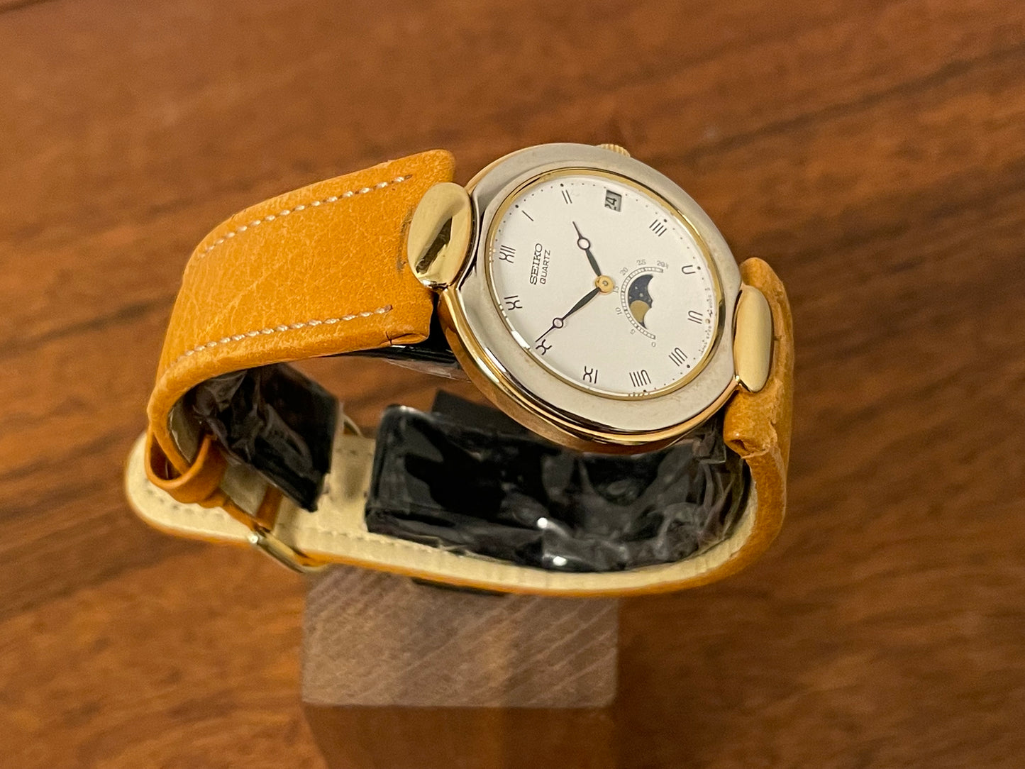 (1997) Seiko 6F29-6000 dress watch - White dial w/ moonphase complication (NOS)