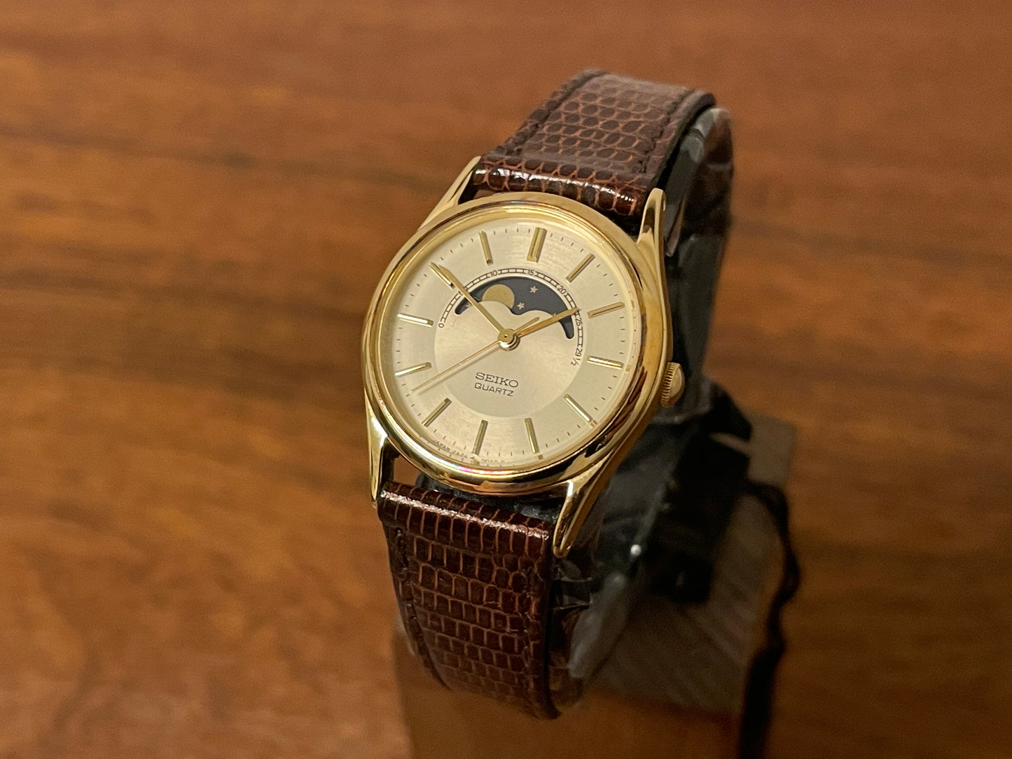 Front side (1985) Seiko 2A24-0040 dress watch - champagne dial w/ moonphase & stick markers - small size (NOS)