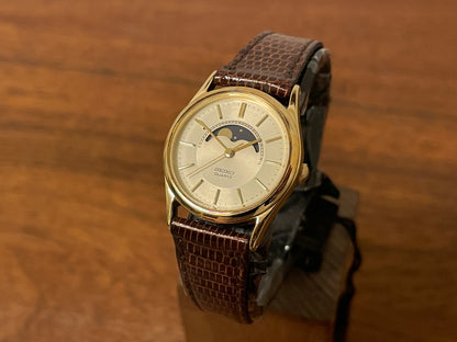 Front side (1985) Seiko 2A24-0040 dress watch - champagne dial w/ moonphase & stick markers - small size (NOS)