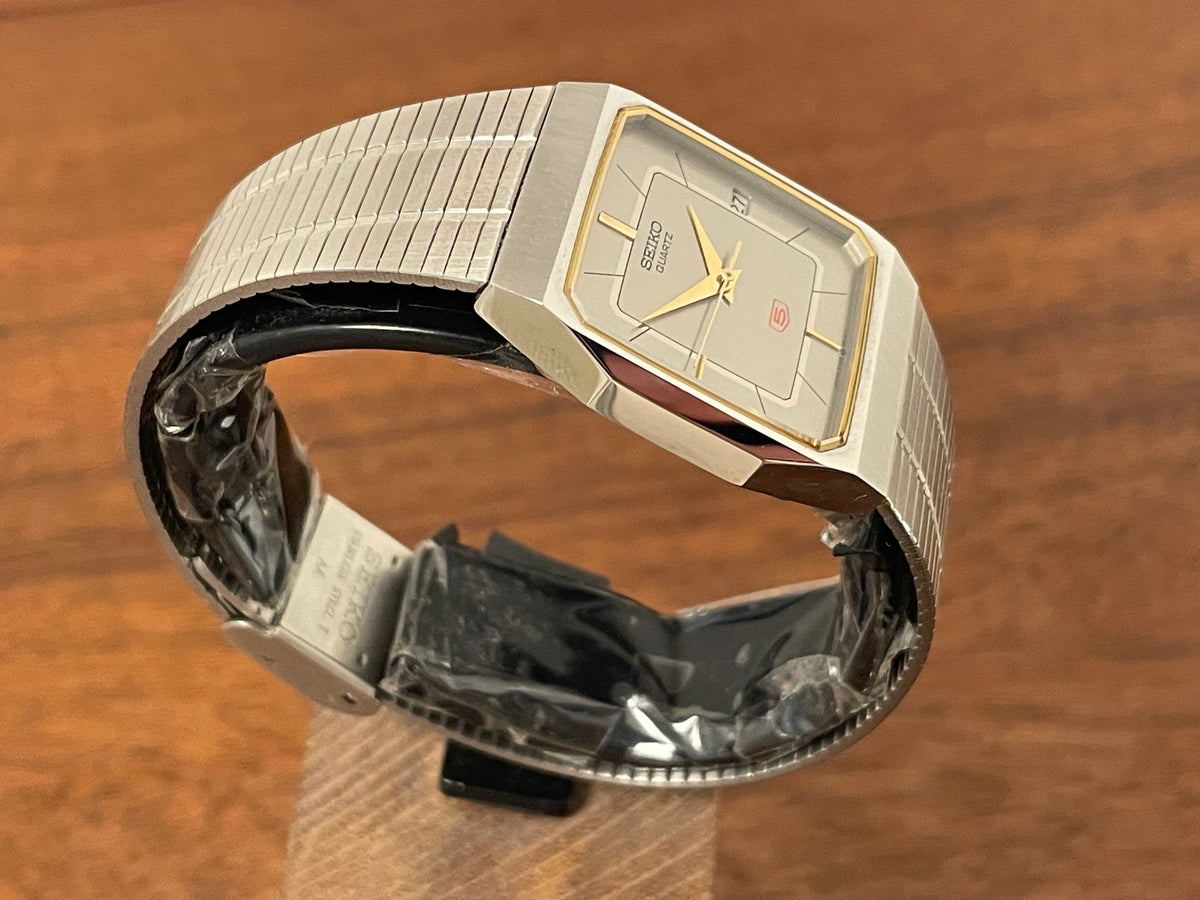 (1985) 5Y02-5010 Seiko 5 quartz - integrated bracelet - silver brushed dial w/ stick markers (mint)