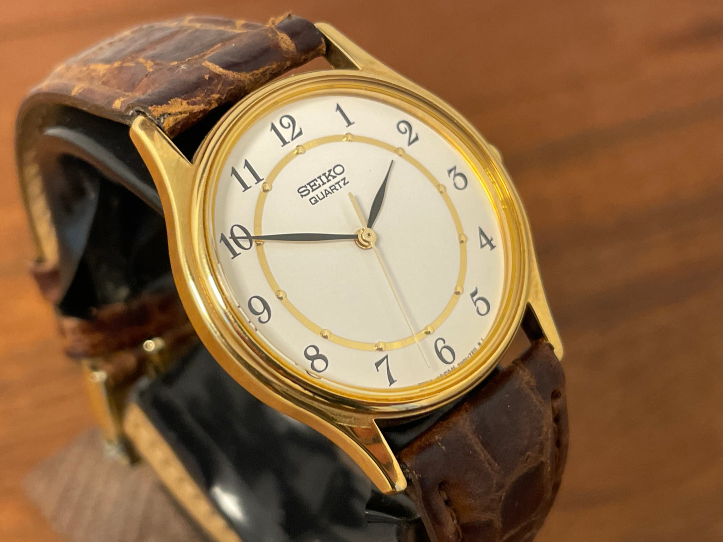 (2003) Seiko 7N01-7041 quartz dress watch - gold case w/ white dial & Arabic numerals (NOS)