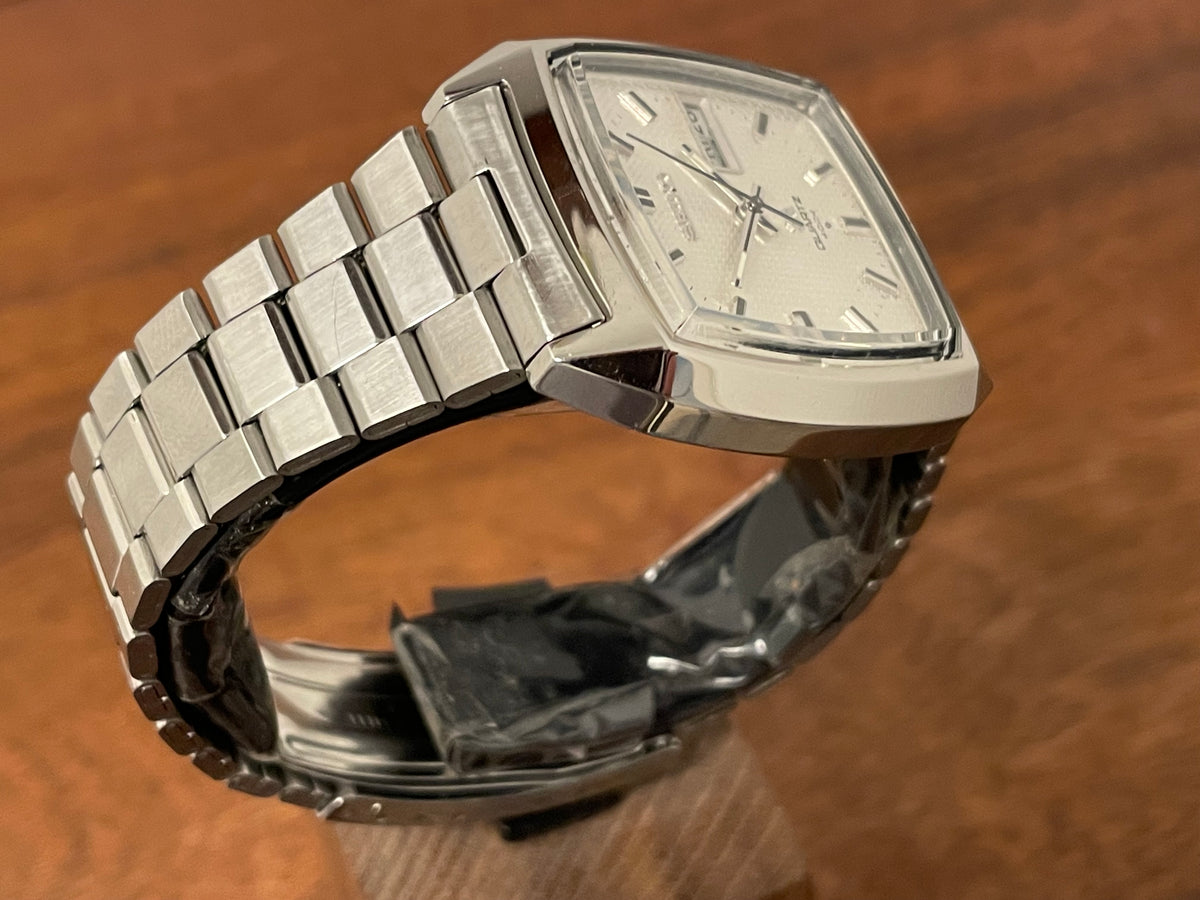 (1976) Seiko 0903-5039 SQ Quartz 4004 "TV dial" - silver waffle dial w/ silver stick markers