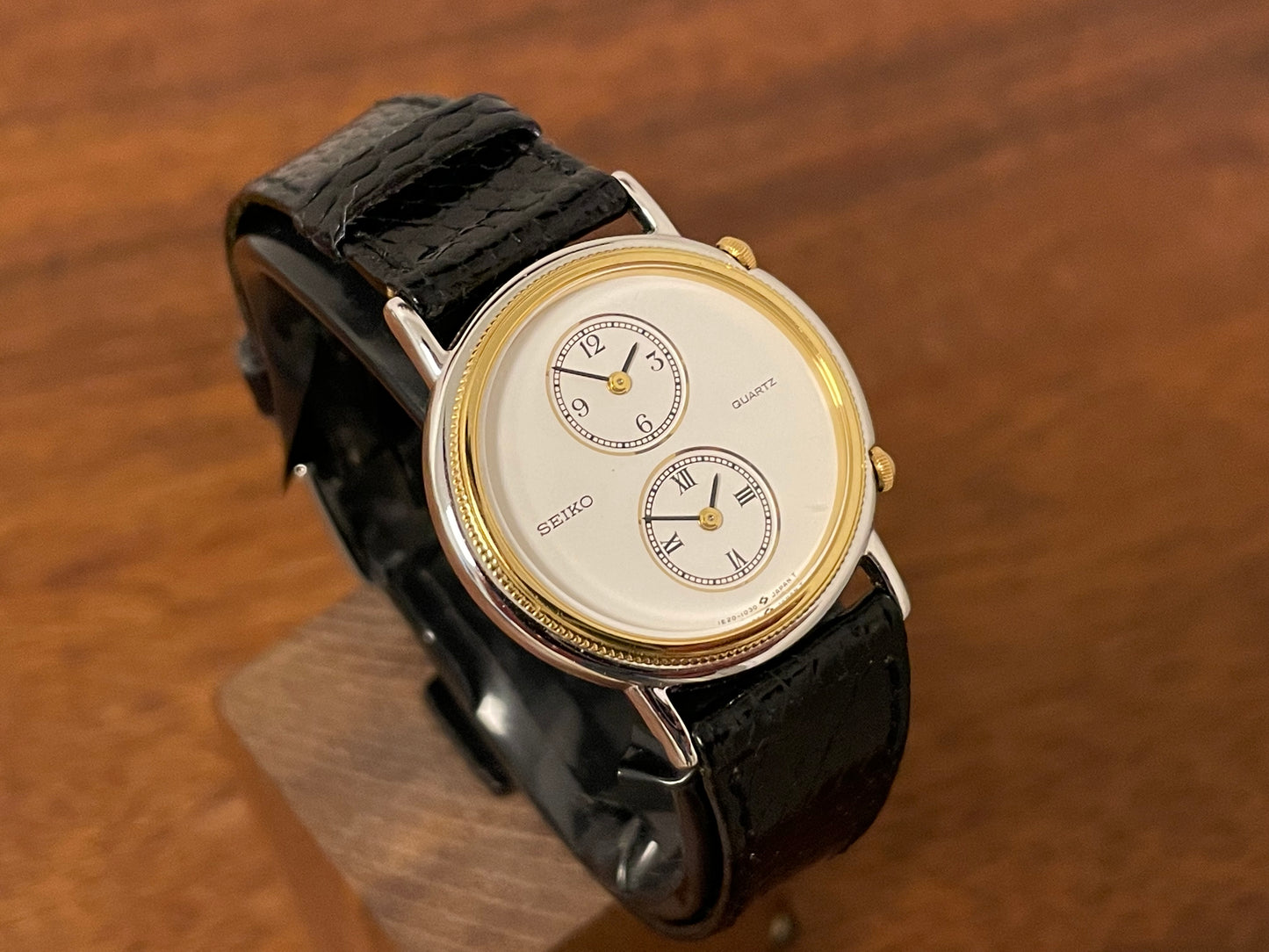 (1985) Seiko 1E20-0160 dual time dress watch - round case - white dial w/ 2 subdials  (NOS)
