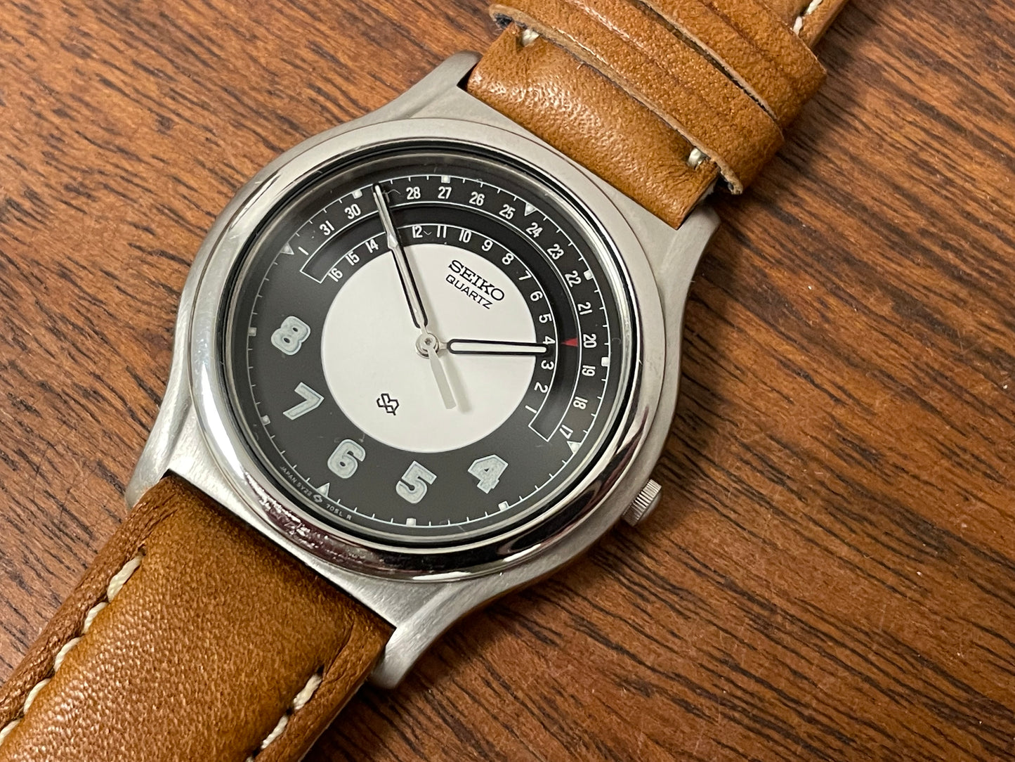 (1988) Seiko 5Y22-7010 Quartz SQ dress watch - black dial w/ 180° arc date window (NOS)