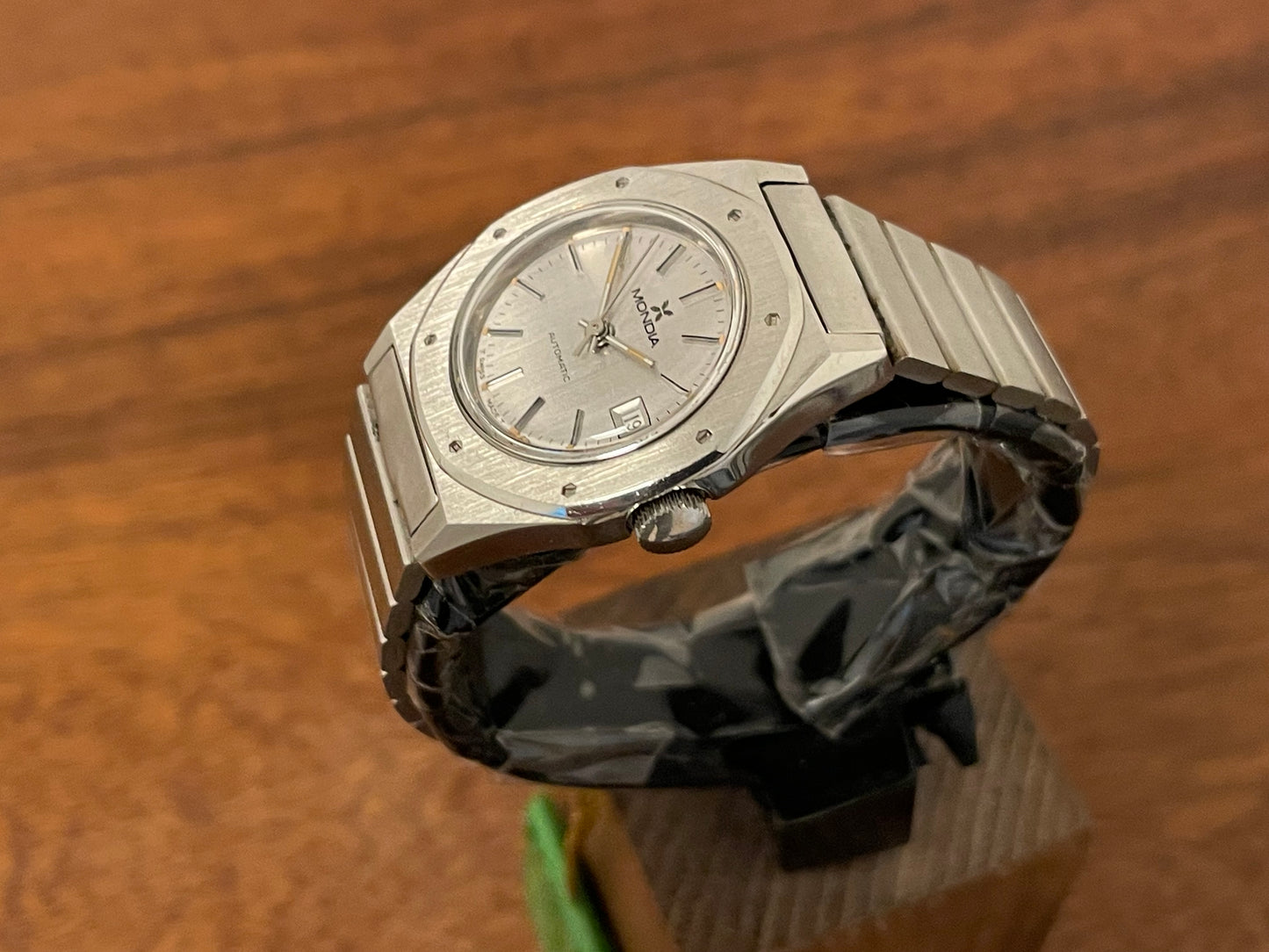 (1970s) Mondia (by Zenith) 8622 "Royal Oak" - silver brushed dial w silver markers - small size (NOS)