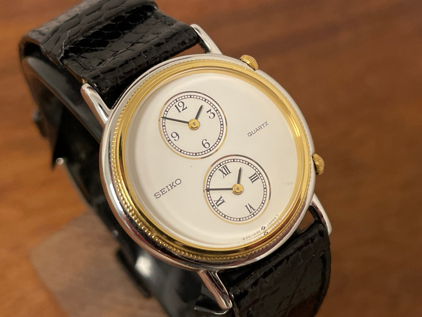 (1985) Seiko 1E20-0160 dual time dress watch - round case - white dial w/ 2 subdials  (NOS)