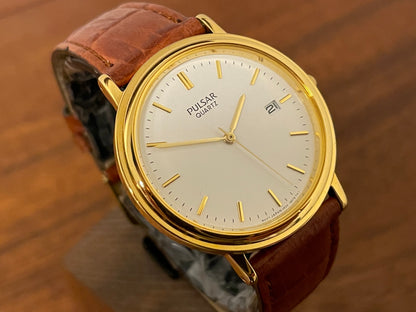 (2003) Pulsar V532-8B40 dress watch - gold colored case - white dial w/ gold markers (NOS)