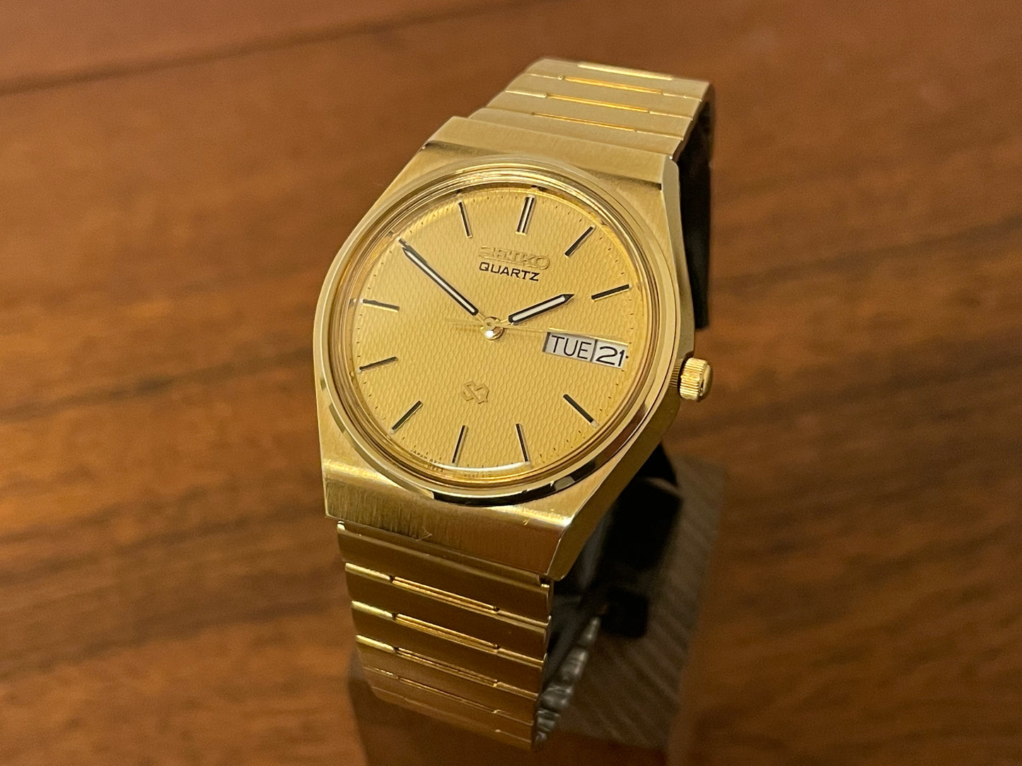 (1982) Seiko 8223-6060 SQ - Solid Gold Plated case front view