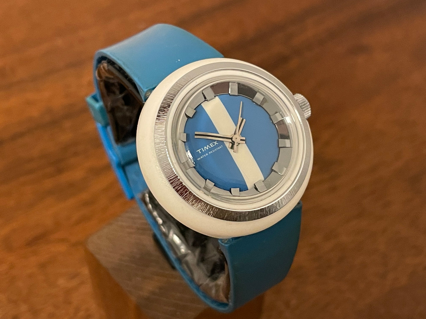 (1970s) Timex 290-181 UFO - white plastic case - blue & white dial w/ silver markers - small size (NOS + full set)