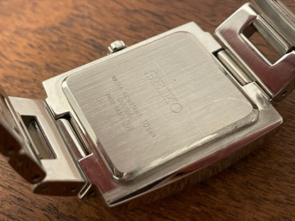 (2002) Seiko 7N32-5A30 - integrated bracelet - black dial w/ white Arabic numerals & markers (NOS)