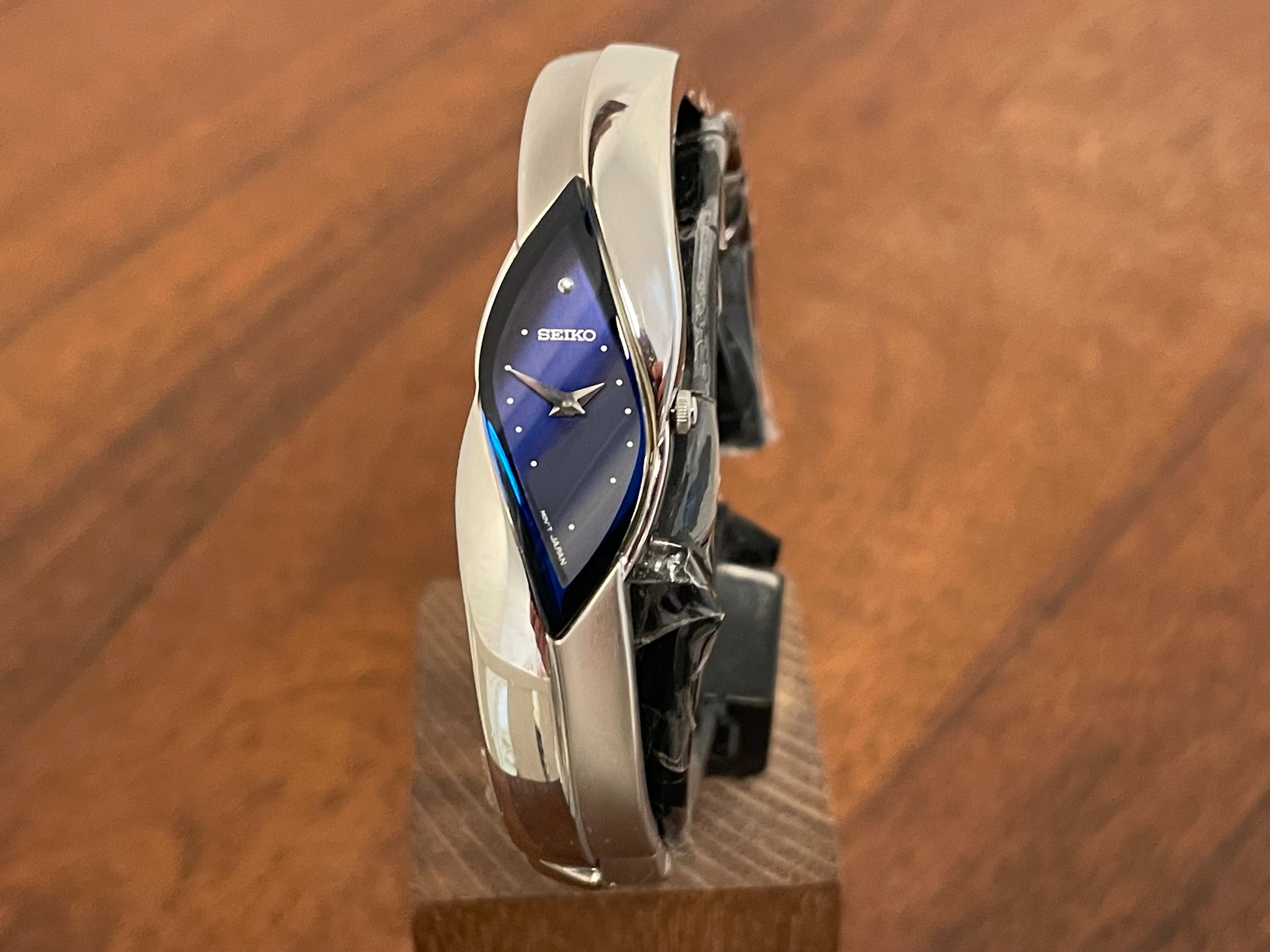 Front side (2000) Seiko 2E20-753A Rivoli - asymmetrical silver case - blue dial w/ dot markers - small size