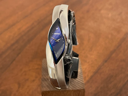 Front side (2000) Seiko 2E20-753A Rivoli - asymmetrical silver case - blue dial w/ dot markers - small size