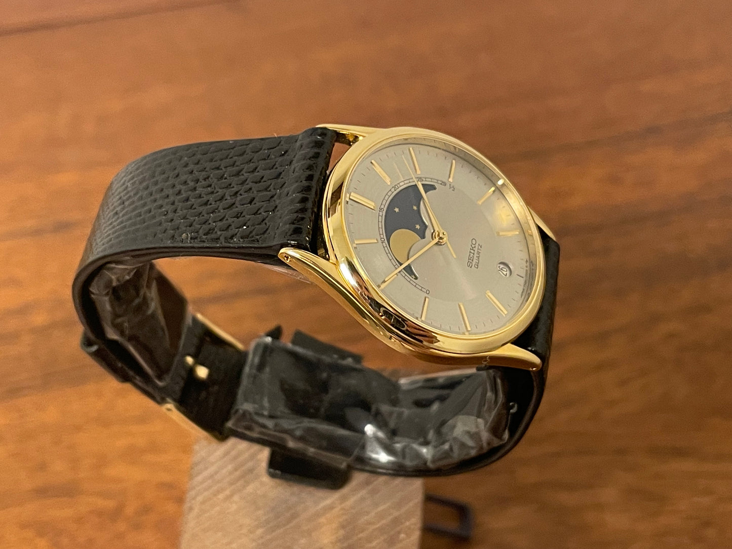 (1986) Seiko 7434-7000 dress watch with moon phase -silver dial w/ gold stick markers (NOS)