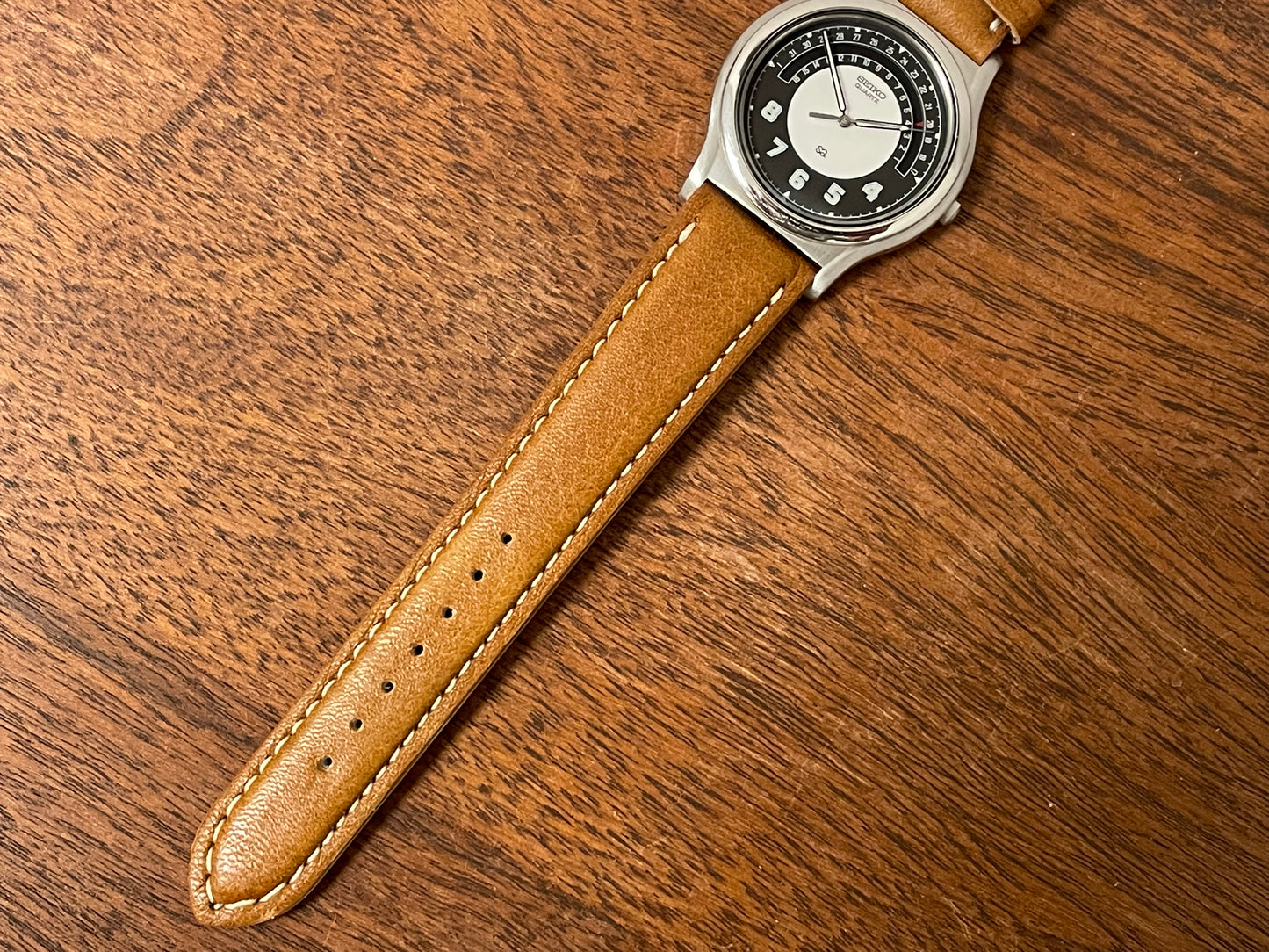 (1988) Seiko 5Y22-7010 Quartz SQ dress watch - black dial w/ 180° arc date window (NOS)