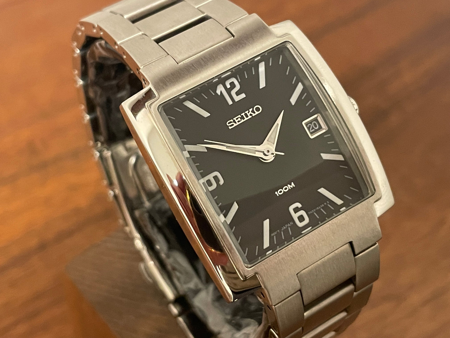 (2002) Seiko 7N32-5A30 - integrated bracelet - black dial w/ white Arabic numerals & markers (NOS)