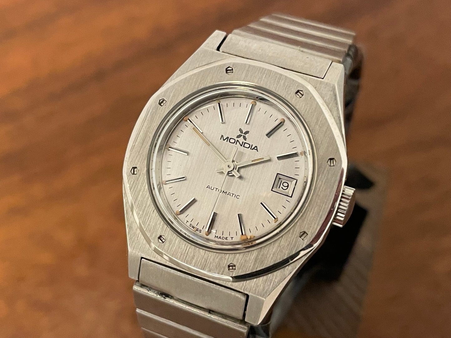 (1970s) Mondia (by Zenith) 8622 "Royal Oak" - silver brushed dial w silver markers - small size (NOS)