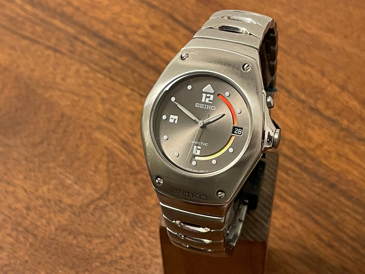 Front side Seiko 5M42-0E39 Kinetic Arctura - full stainless steel bracelet - grey dial w/ white numerals & markers (NOS)