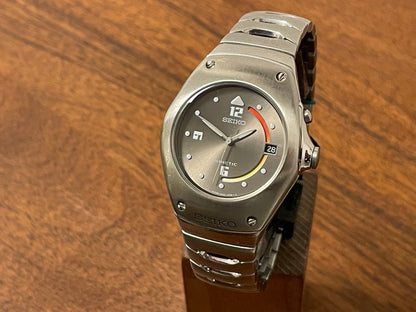 Front side Seiko 5M42-0E39 Kinetic Arctura - full stainless steel bracelet - grey dial w/ white numerals & markers (NOS)