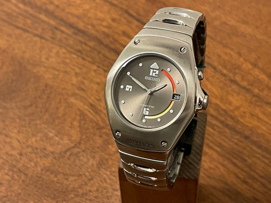 Front side Seiko 5M42-0E39 Kinetic Arctura - full stainless steel bracelet - grey dial w/ white numerals & markers (NOS)