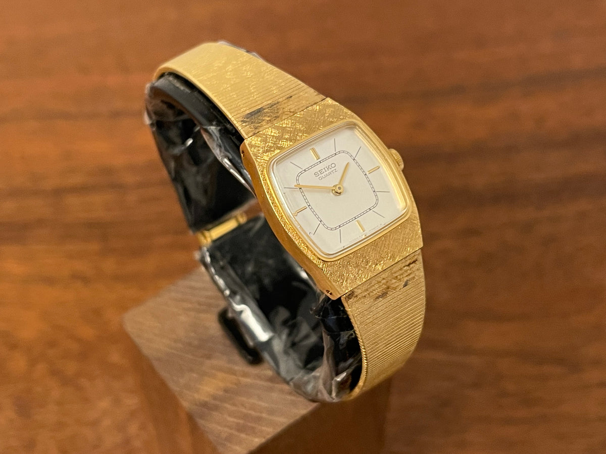 (1982) Seiko 5420-5160 - gold plated case w/ etched bezel - silver dial w/ gold markers - small size (NOS)