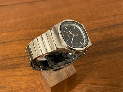 (1979) Seiko 7559-5000 Quartz "Night Light" - black dial w/ silver markers (NOS)