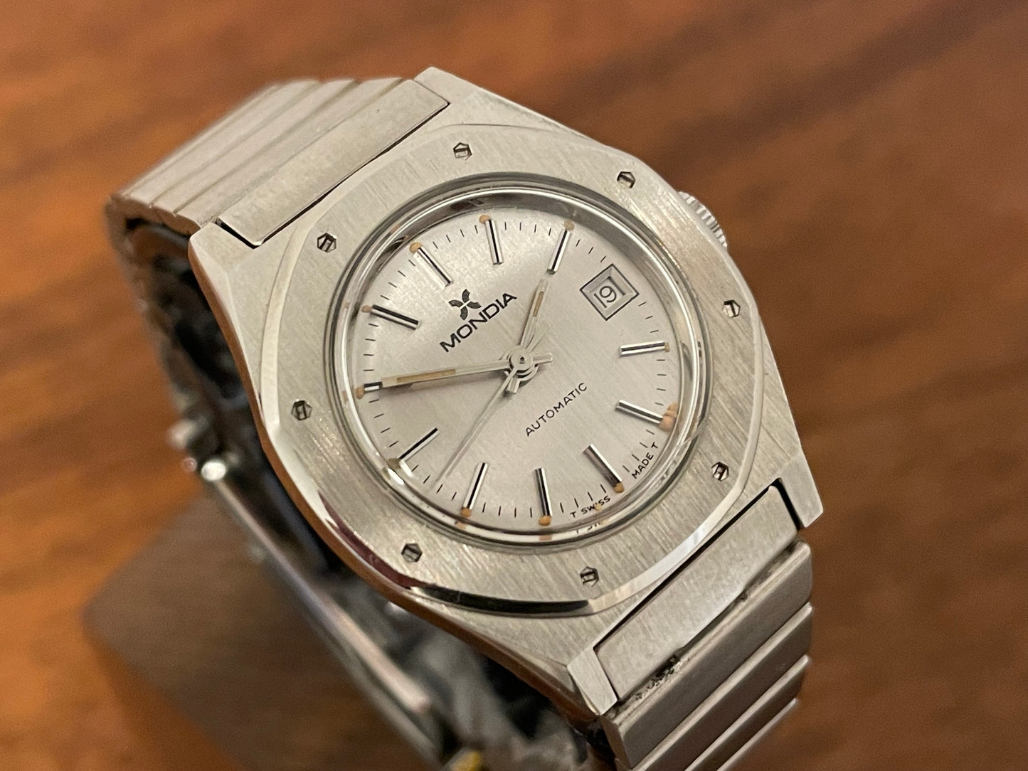 (1970s) Mondia (by Zenith) 8622 "Royal Oak" - silver brushed dial w silver markers - small size (NOS)