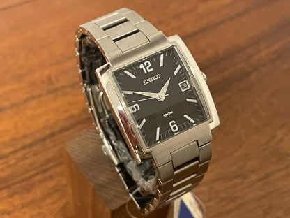 (2002) Seiko 7N32-5A30 - integrated bracelet - black dial w/ white Arabic numerals & markers (NOS)