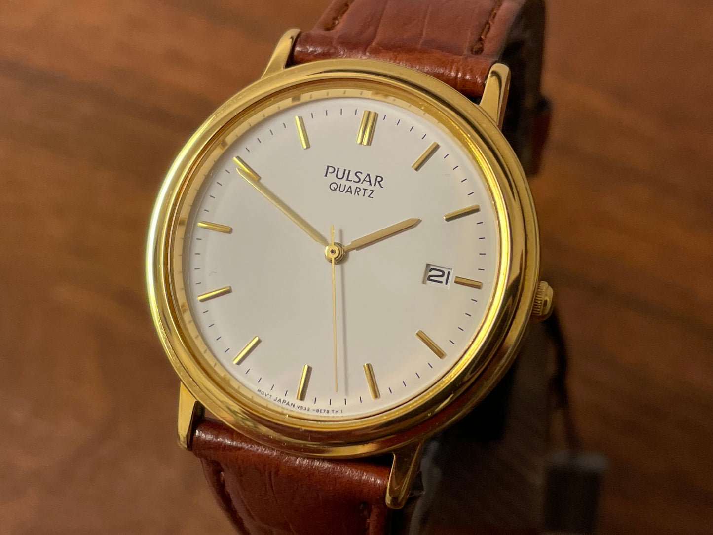 (2003) Pulsar V532-8B40 dress watch - gold colored case - white dial w/ gold markers (NOS)