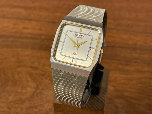 Front size (1985) 5Y02-5010 Seiko 5 quartz - integrated bracelet - silver brushed dial w/ stick markers