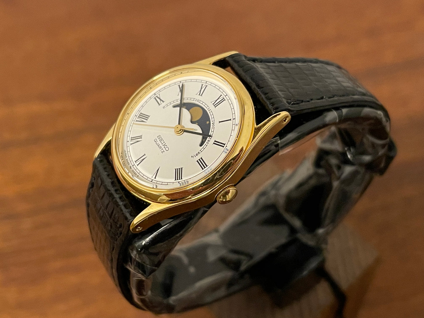 (1986) Seiko 2A24-0040 dress watch - white dial w/ moonphase & Roman numerals - small size (NOS)