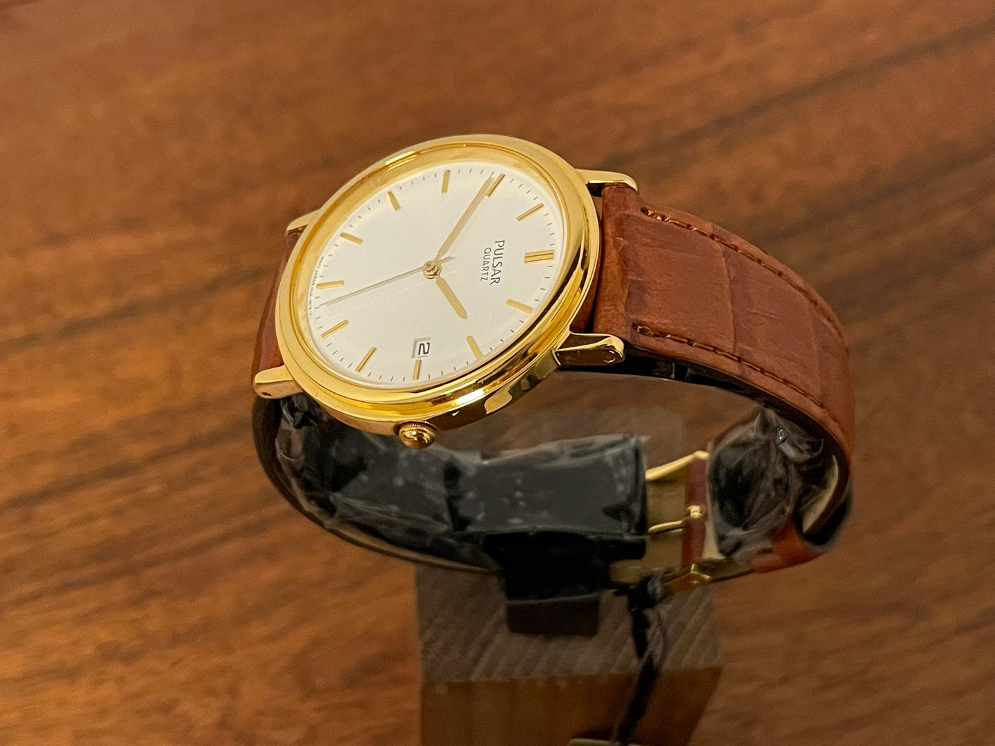 (2003) Pulsar V532-8B40 dress watch - gold colored case - white dial w/ gold markers (NOS)