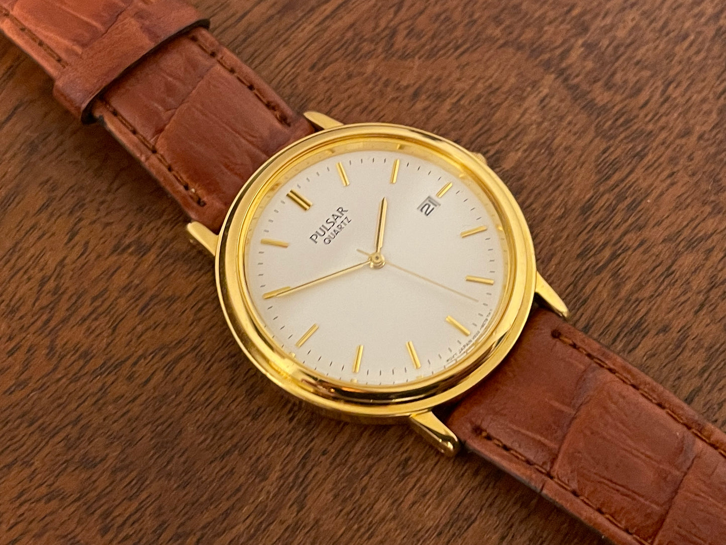 (2003) Pulsar V532-8B40 dress watch - gold colored case - white dial w/ gold markers (NOS)