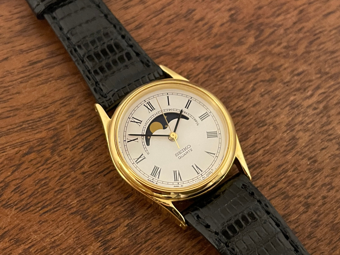 (1986) Seiko 2A24-0040 dress watch - white dial w/ moonphase & Roman numerals - small size (NOS)