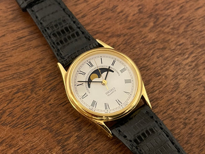 (1986) Seiko 2A24-0040 dress watch - white dial w/ moonphase & Roman numerals - small size (NOS)