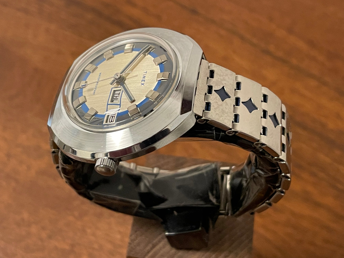 (1970s) Timex 278-515 "UFO" - silver case - silver brushed dial w/ silver markers - (NOS + full set)
