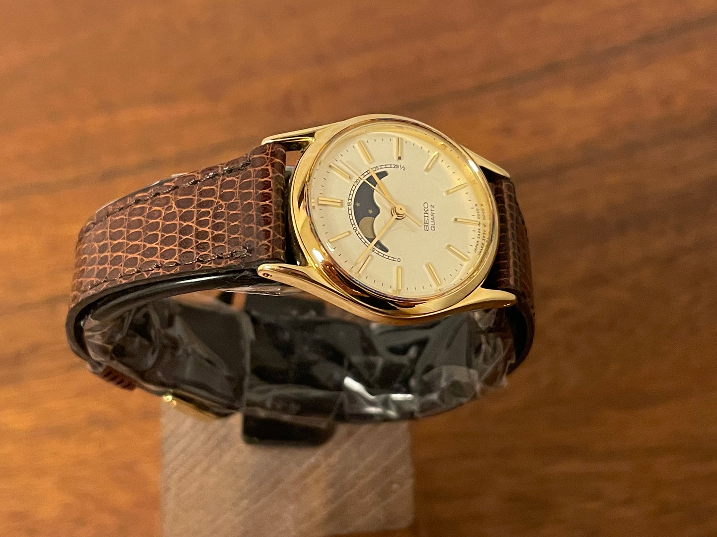 (1985) Seiko 2A24-0040 dress watch - champagne dial w/ moonphase & stick markers - small size (NOS)