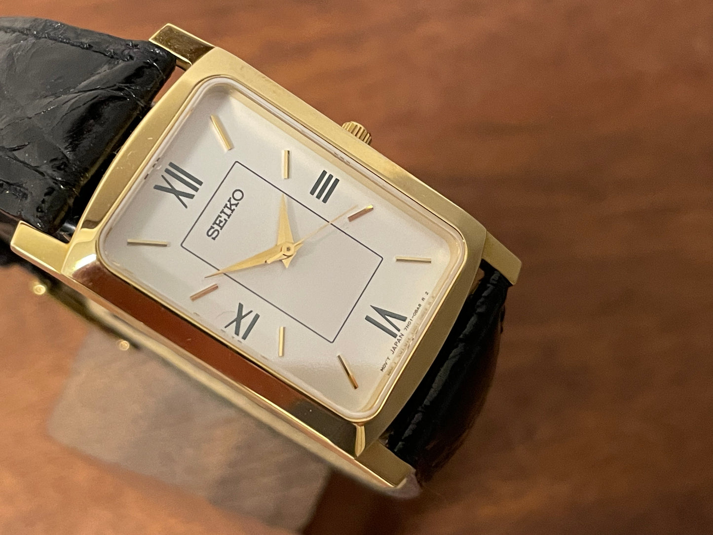 (1990s) Seiko 7N01-0BA8 18K gold collection "tank" - 18k solid gold case - white & cream dial (NOS + full set)