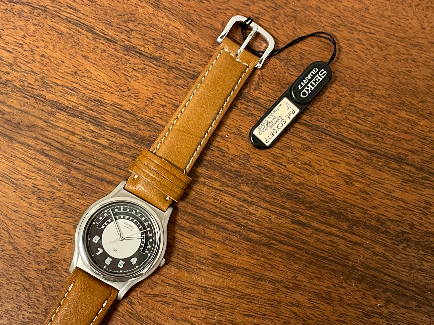 (1988) Seiko 5Y22-7010 Quartz SQ dress watch - black dial w/ 180° arc date window (NOS)