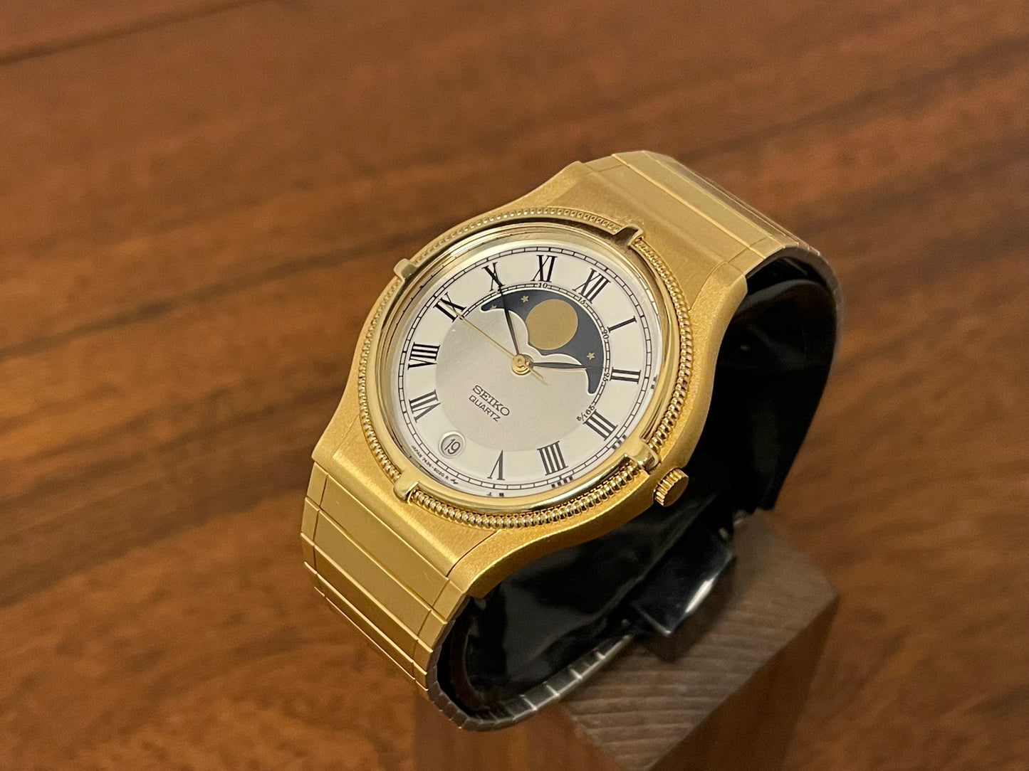 (1985) Seiko 7434-6010 gold colored dress watch with moon phase (NOS)