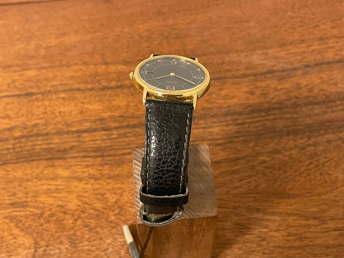 (2000) Seiko 5Y39-7010 dress watch - gold colored case - black dial w/ flat gold Arabic numerals (NOS)